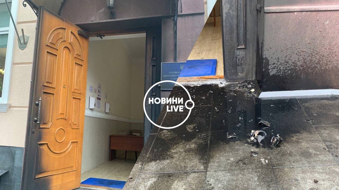 В Киеве неизвестный бросил коктейль Молотова в офис омбудсмена - подробности