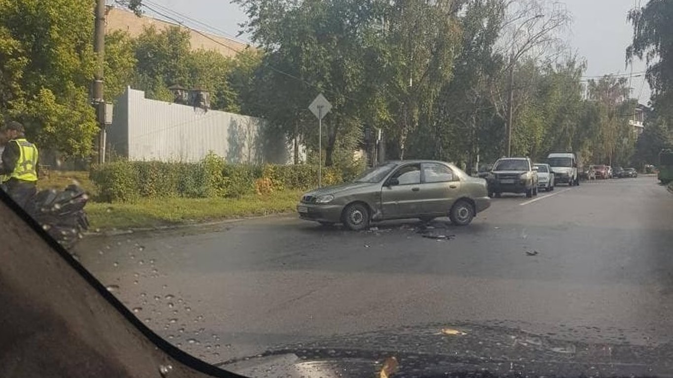 У Харкові сталася аварія за участю мотоцикліста і таксі - ДТП 27 серпня