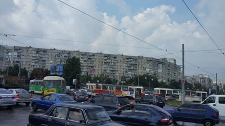 Машини поїхали по трамвайним коліям: у Харкові великий затор паралізував рух вулицею. Кадри - 285x160