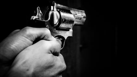 На Львовщине вооруженный мужчина угрожал посетителям пиццерии. Фото - 285x160