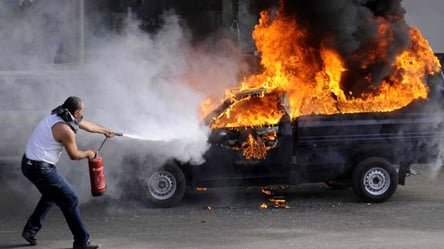В Харькове припаркованный автомобиль загорелся на глазах у прохожих. Видео - 285x160
