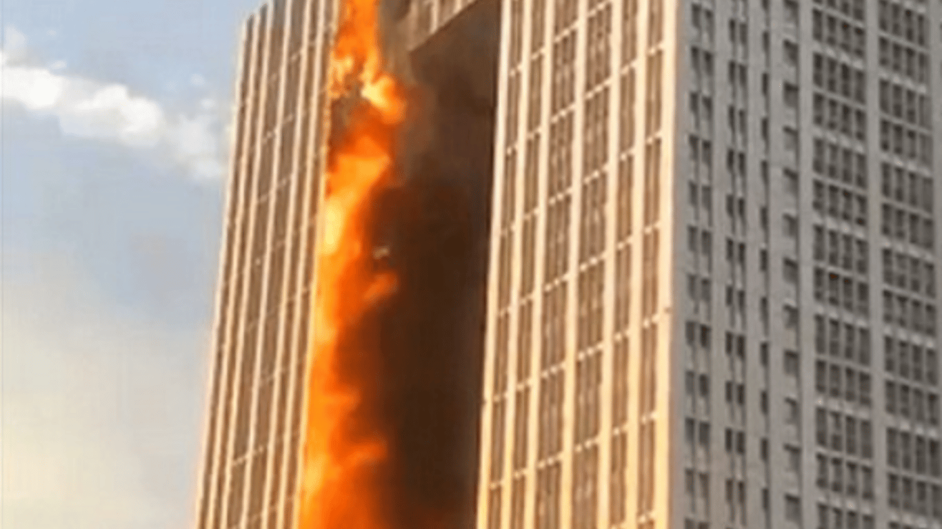 Пожар в городе Далянь 27 августа — огонь охватил большую часть небоскреба