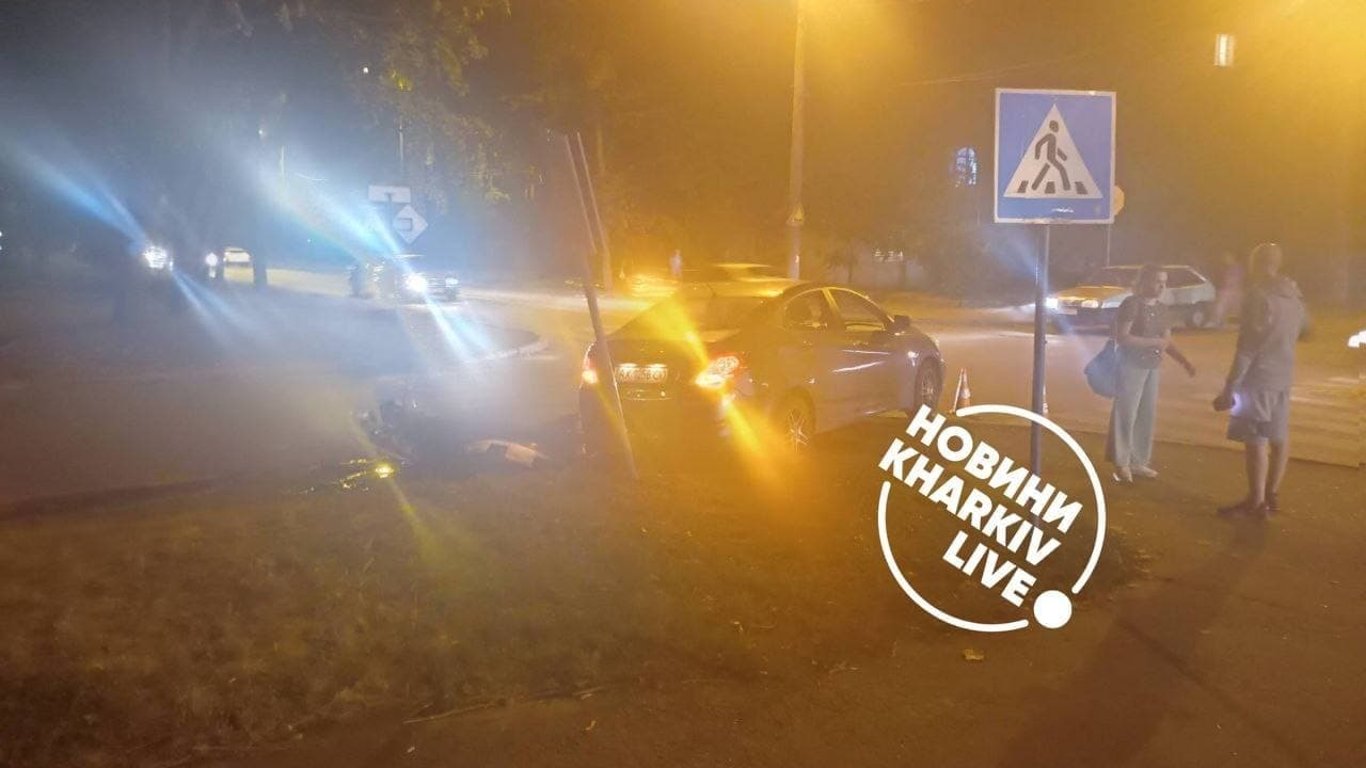 В Харькове на улице Мира автомобиль въехал в столб