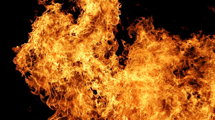 Водитель еле успел выскочить из горящего авто в Харькове. Видео - 285x160