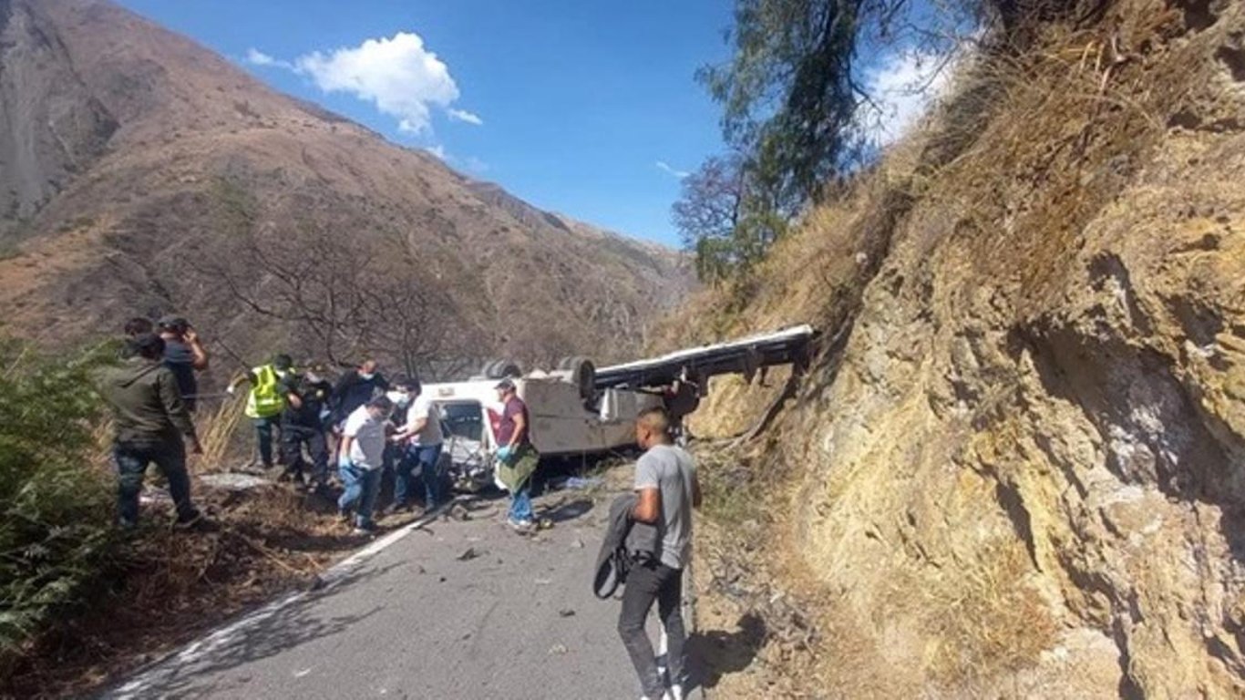 В Перу автобус упал со скалы - есть погибшие