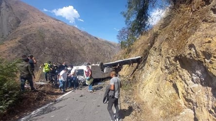 В Перу автобус упал со скалы: 16 погибших, двое раненых - 285x160