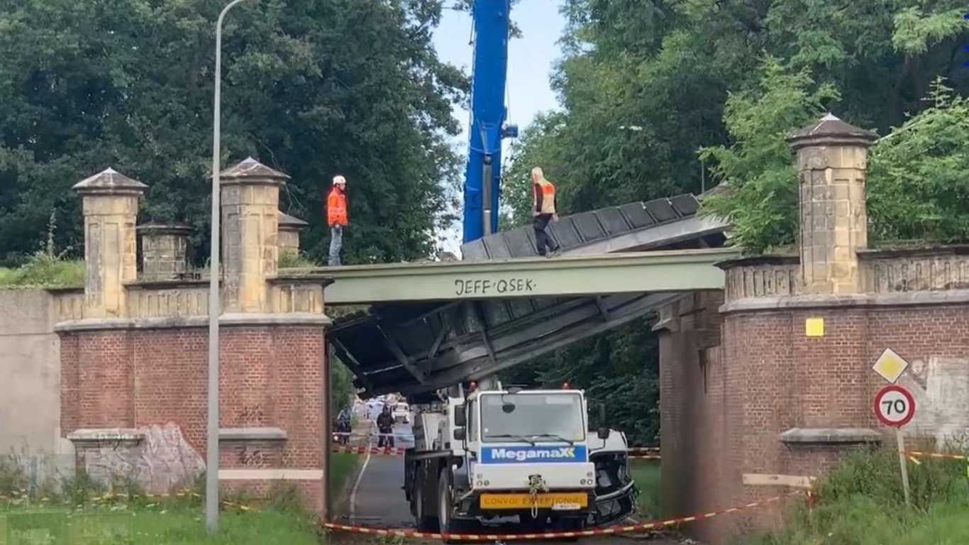 В Нидерландах подъемный кран разрушил исторический мост