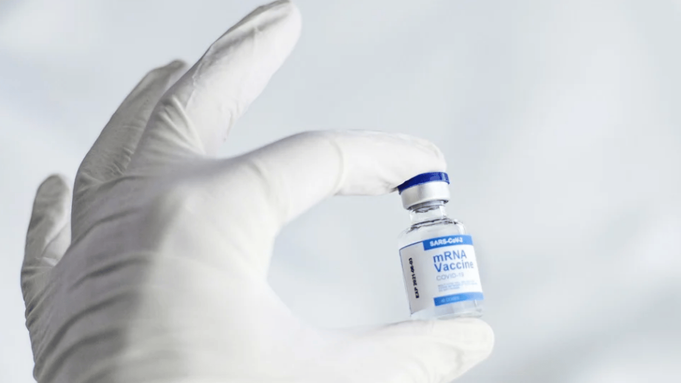 В вакцинах Moderna обнаружили резину: ученые выяснили откуда она