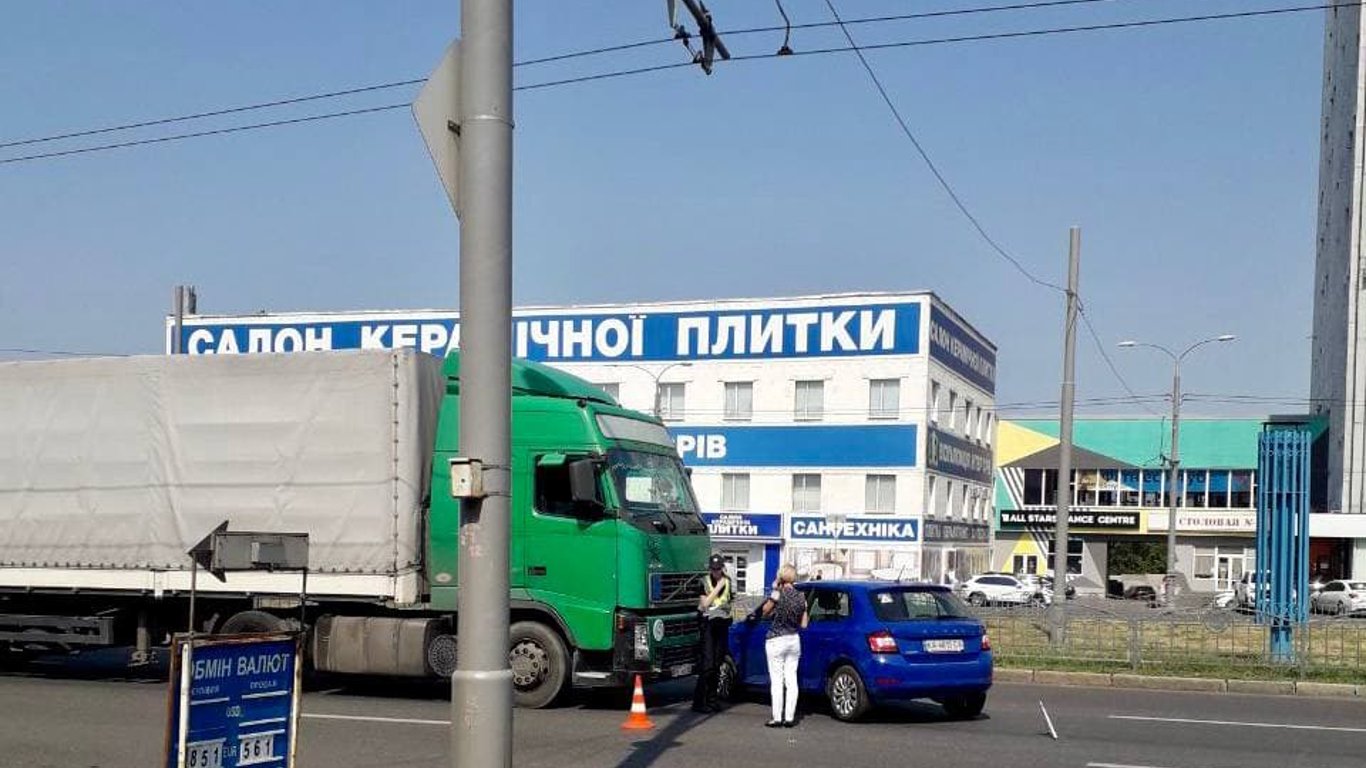 Фура влетела в авто - подробности ДТП в Харькове