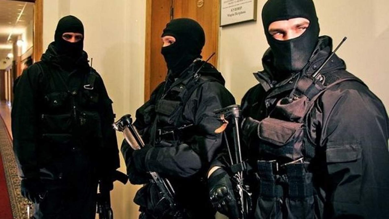 Спецназовцы среди бела дня в Харькове устроили обыски в машине - подробности