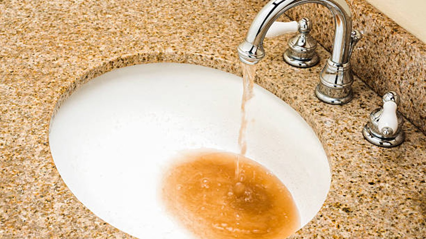 Харьковчане показали качество воды из-под крана - течет грязная коричневая вода
