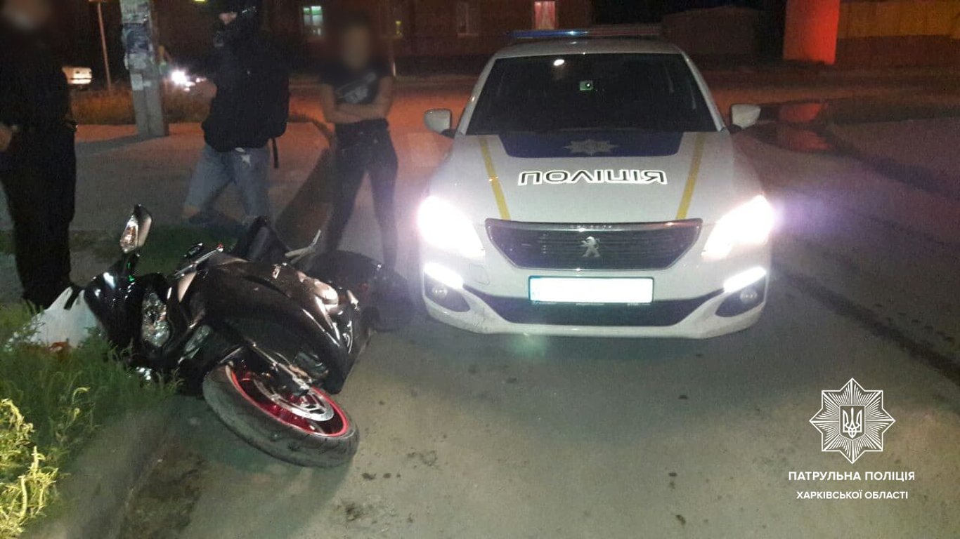 В Харькове водитель мотоцикла врезался в авто патрульных - ДТП 30 августа