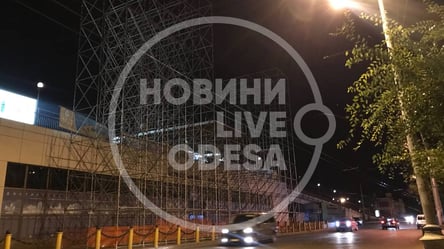 Ни пройти, ни объехать: в Одессе начали монтировать сцену ко Дню города - 285x160