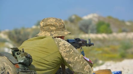 Одного убили, еще двоих ранили: на Донбассе оккупанты беспилотниками сбрасывают гранаты и обстреливают ВСУ - 285x160