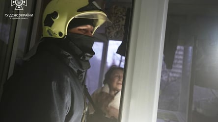 Дивовижний порятунок: в Одесі з вогневої пастки дістали жінку - 285x160