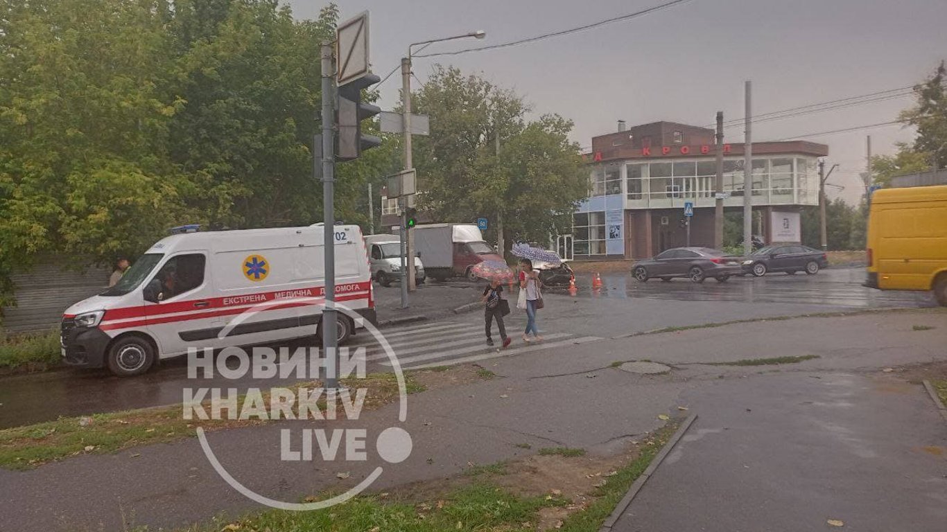 Tesla врезалась в авто на проспекте - видео жесткого ДТП в Харькове