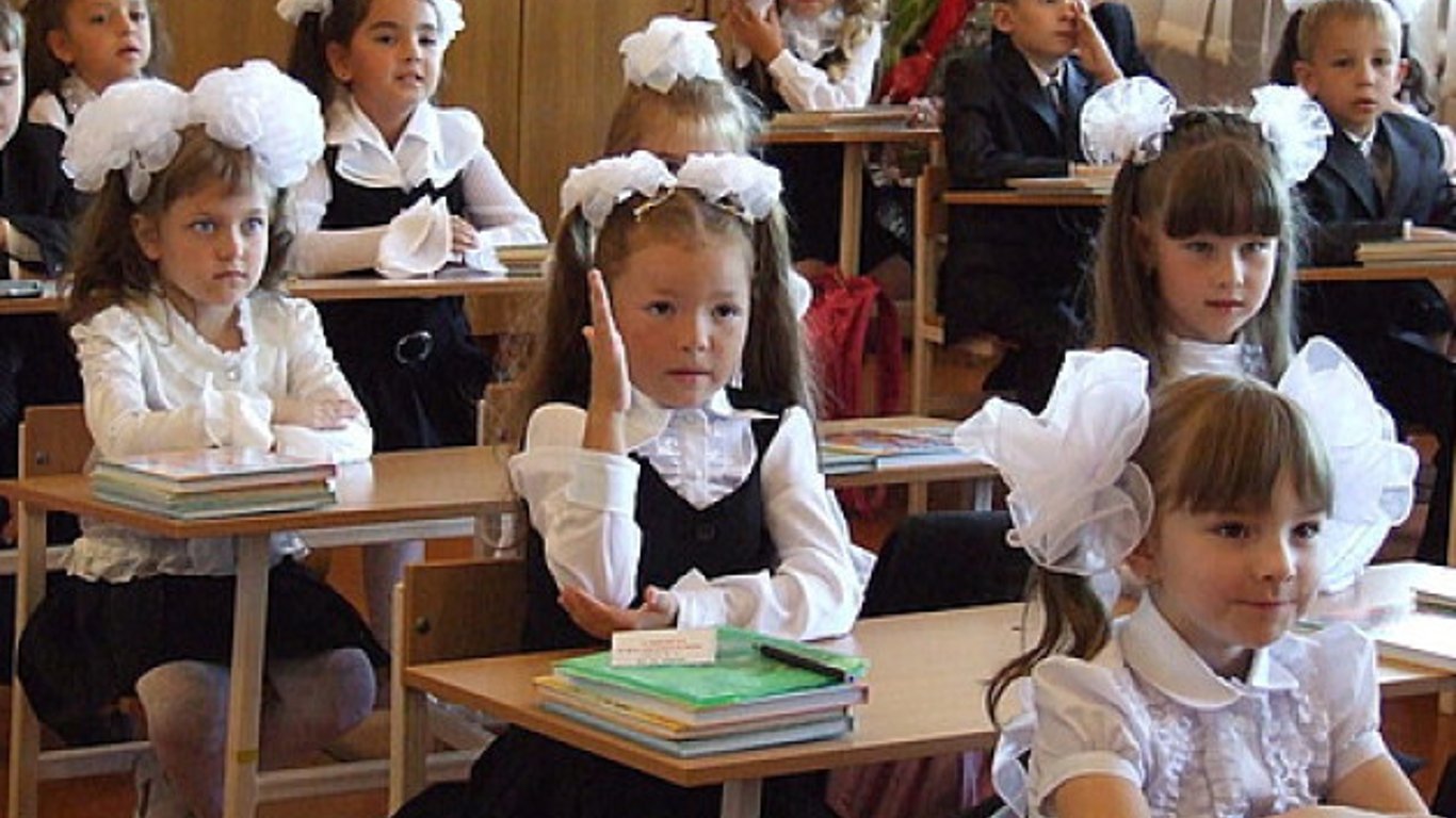 Сколько школьников в Харькове сели за парты - подробности