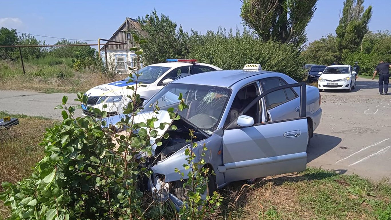 В Запорожской области пьяный водитель наехал на полицейского и сильного травмировал его