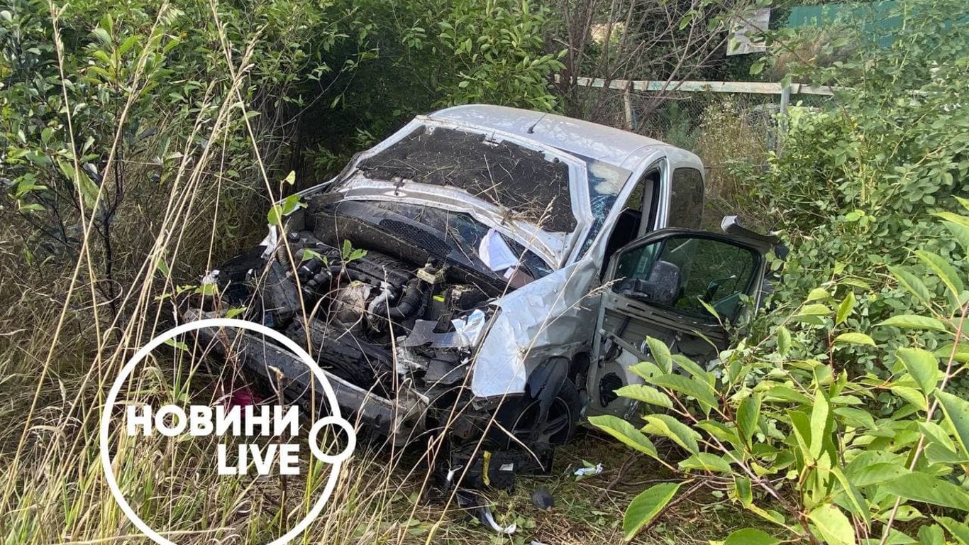 ДТП в Киеве 1 сентября - трое мужчин выехали в кювет на Peugeot и хотели убежать