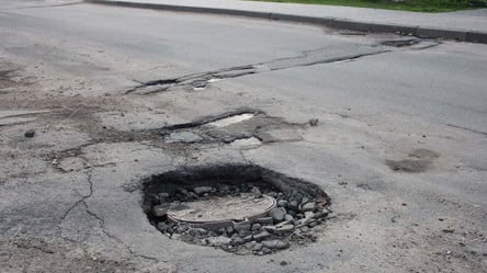Внимание, опасность: в Харькове на одном из перекрестков дорога разбита, как "после бомбежки" - 285x160
