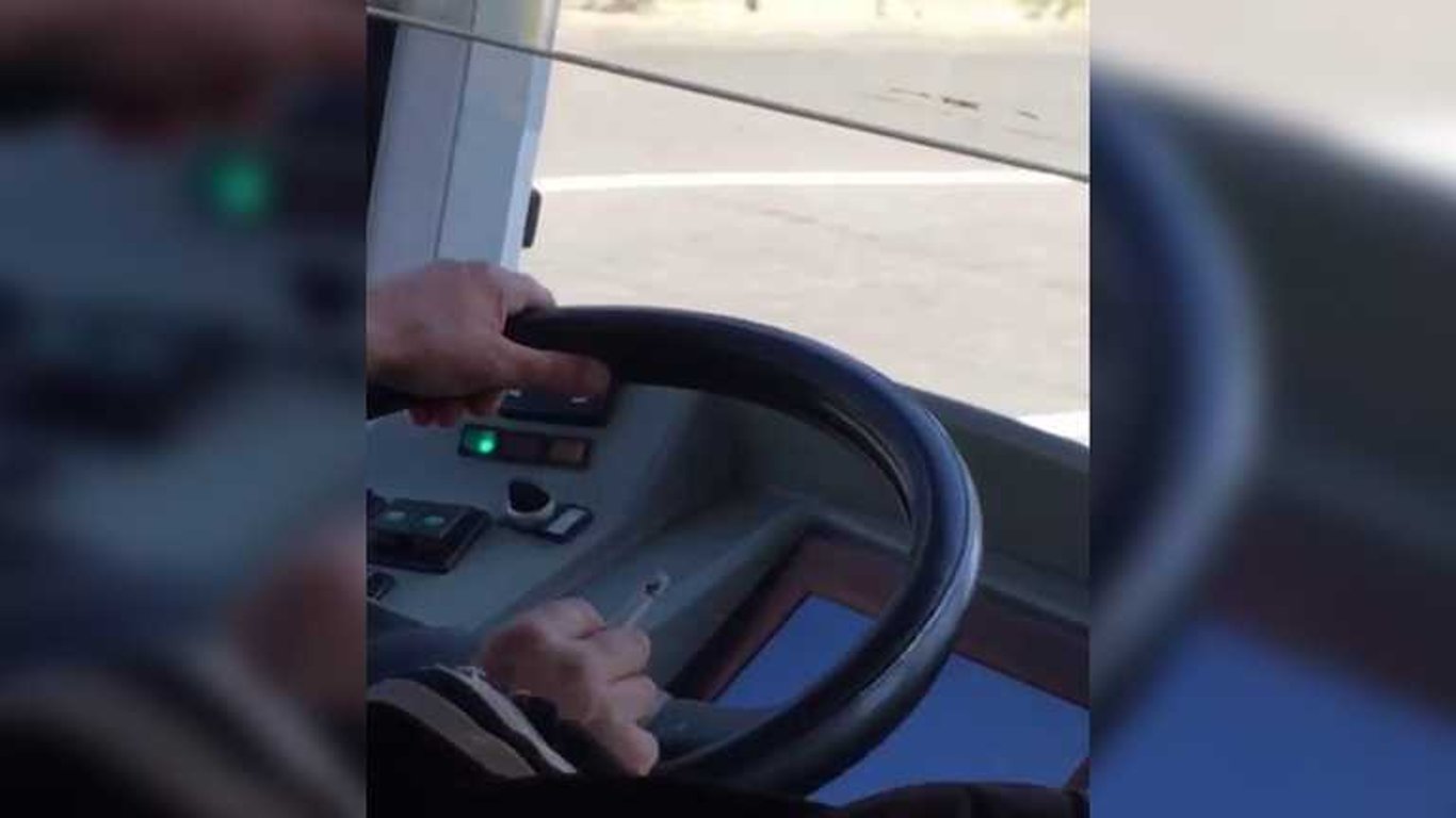 В Харькове водитель курил и говорил по телефону прямо внутри троллейбуса