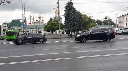 В центре Харькова произошло ДТП с участием 3 автомобилей. Видео - 285x160