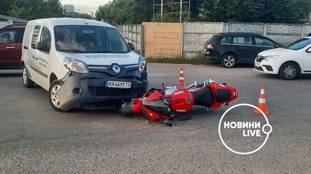 В Киеве столкнулись мотоцикл и легковушка: пострадал водитель двухколесного. Фото - 285x160