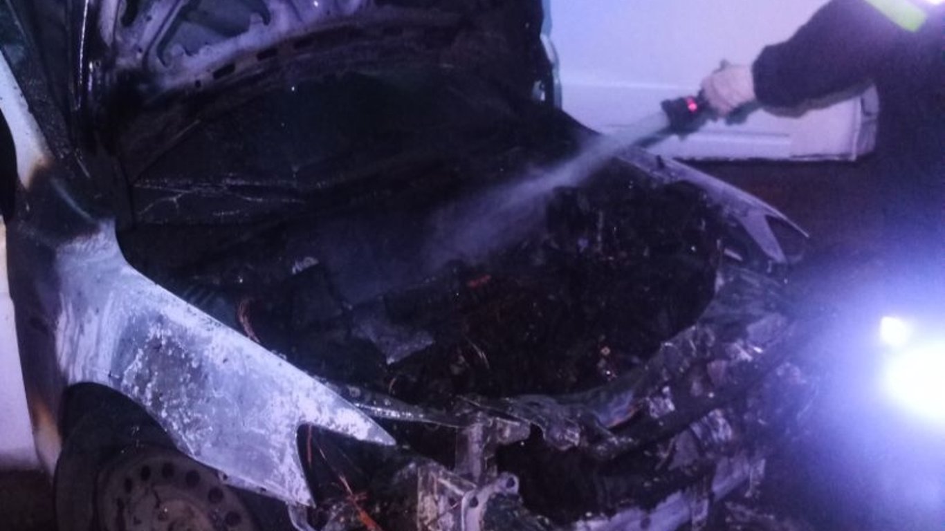 В Харькове загорелись три автомобиля - подробности