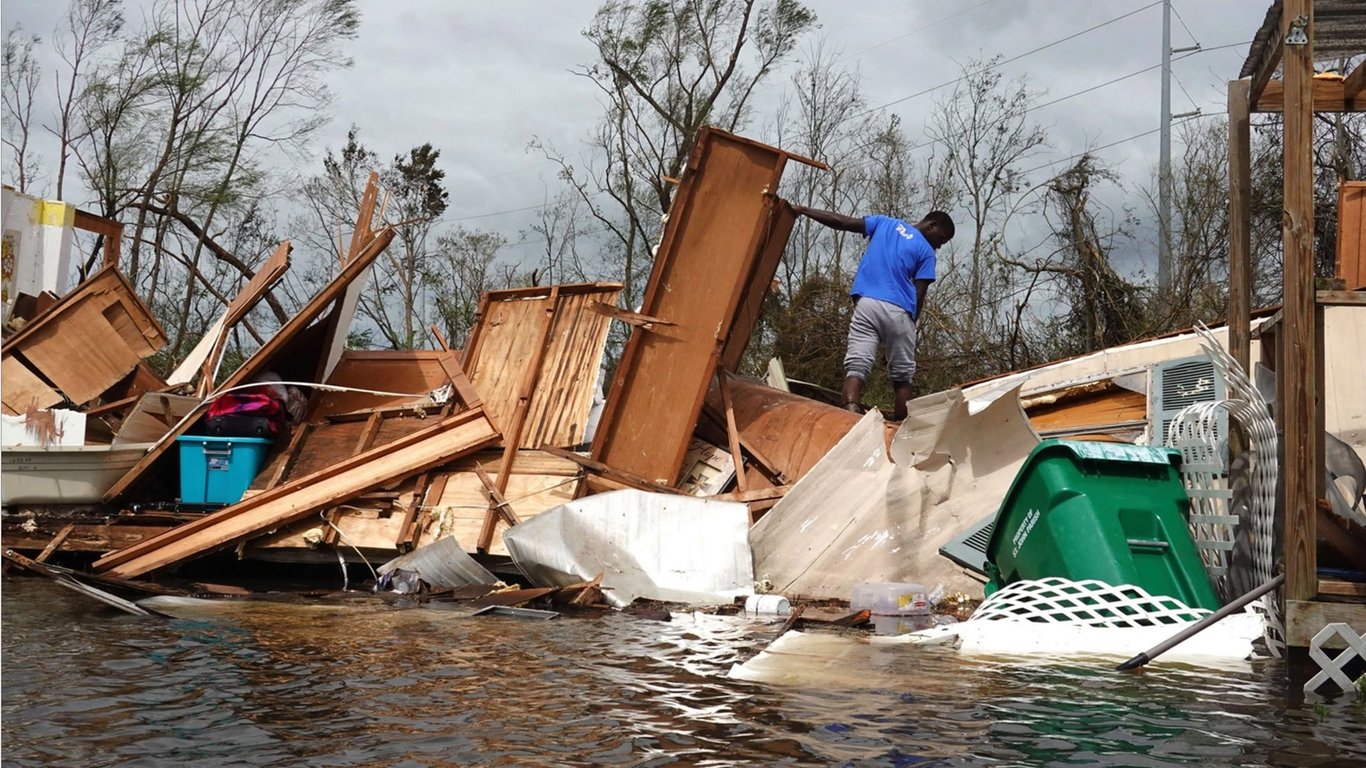 Американец решил не паниковать во время урагана и встретил его на водном матрасе