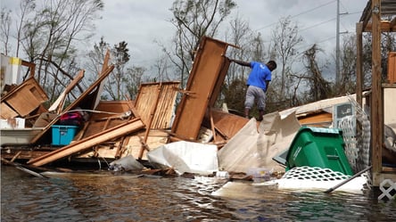Водный матрас и кальян: Житель Нью-Йорка своеобразно встретил ураган "Ида". Видео - 285x160
