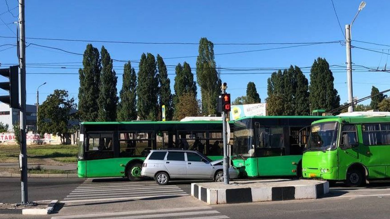 В Харькове произошло ДТП - ВАЗ въехал в троллейбус