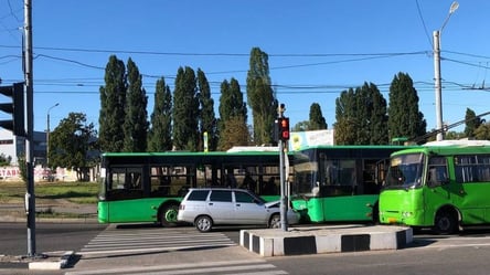 В Харькове авто "вылетело" на встречную и устроило ДТП, зацепив троллейбус: опубликованы фото - 285x160