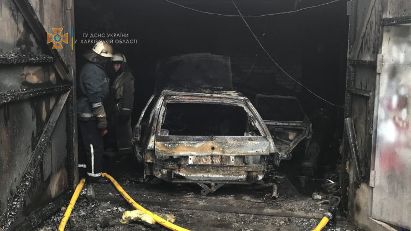 В Харькове сгорел частный гараж