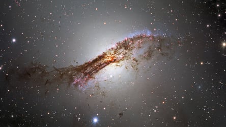 Барвистий Космос: вчені показали знімок гігантської галактики. Фото - 285x160