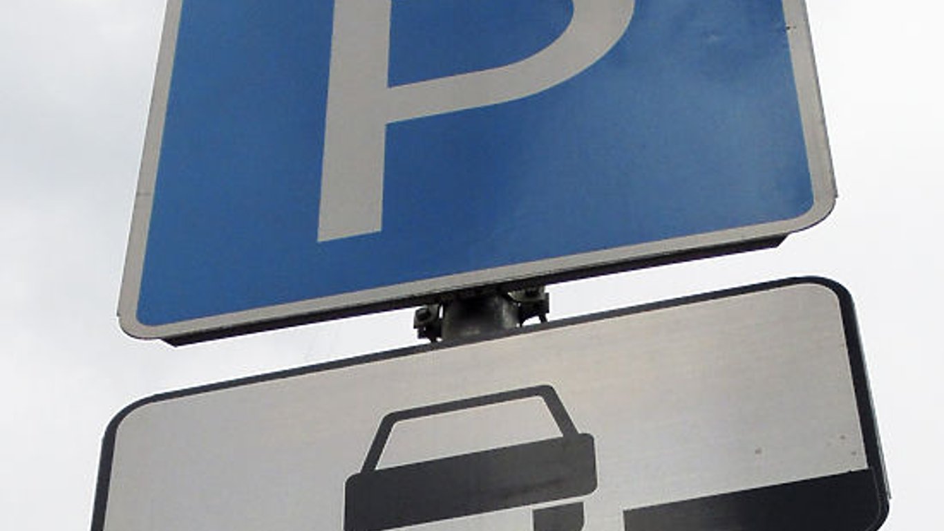 У Харкові біля торгового центру утворилася пробка через проблеми з паркуванням