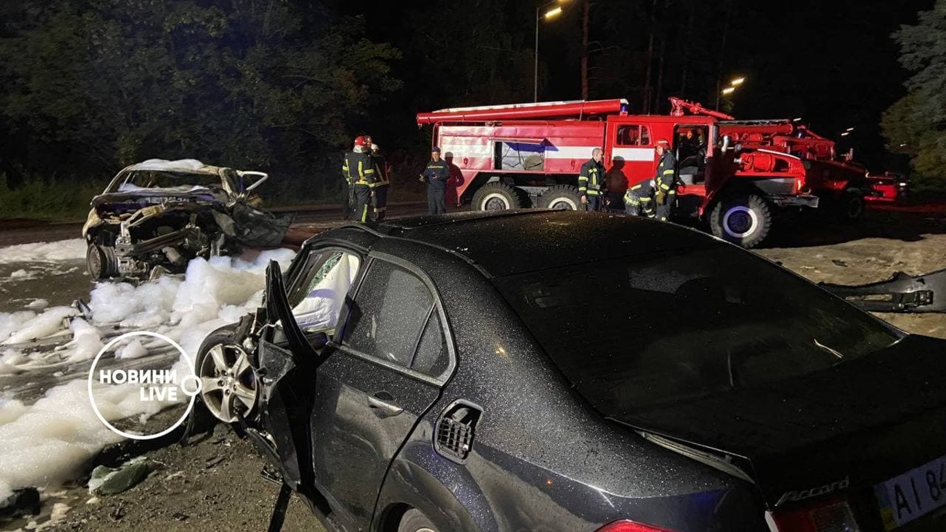 В Киеве произошло ужасное ДТП с возгоранием авто - водитель сгорел заживо. Фото, видео