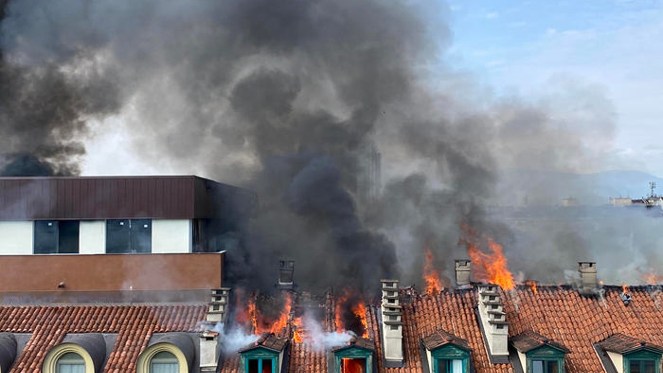 У центрі італійського Турина горіла будівля: є постраждалі - відео