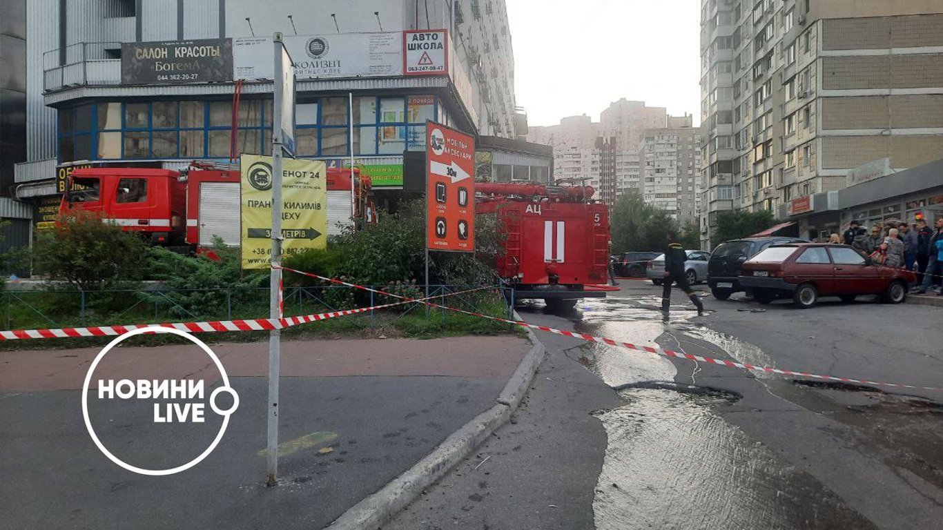 Крупный пожар произошел в бизнес-центре Колизей в Киеве - фото, видео