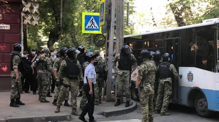 В оккупированном Симферополе силовики задержали 40 крымских татар, которые пришли узнать о похищенных родственниках - 285x160