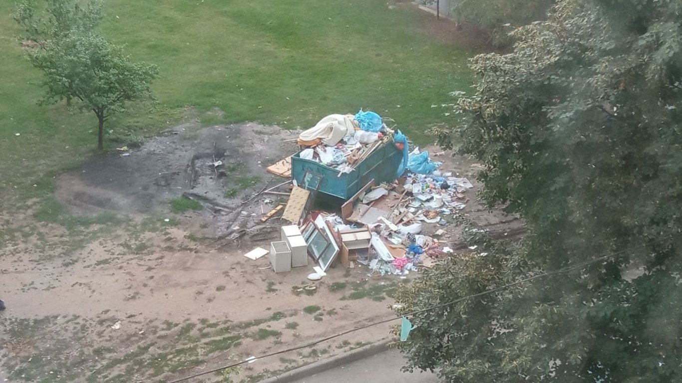 В Харькове в одном из спальных районов несколько недель не вывозят мусор - подробности