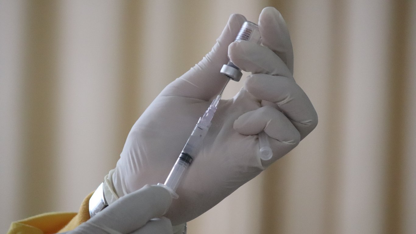 Третья вакцина против коронавируса - в США будут прививать Pfizer