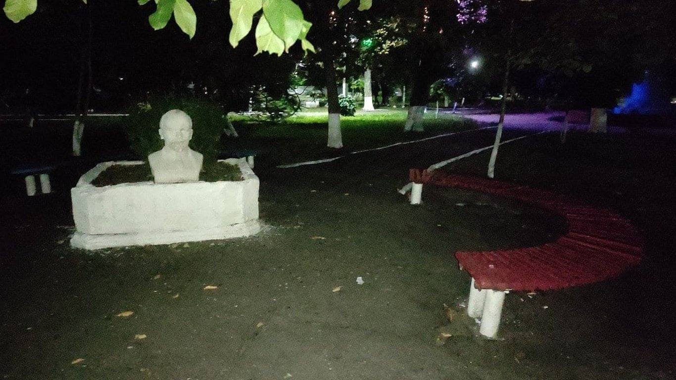 В Одесской области в парке установили бюст Ленина