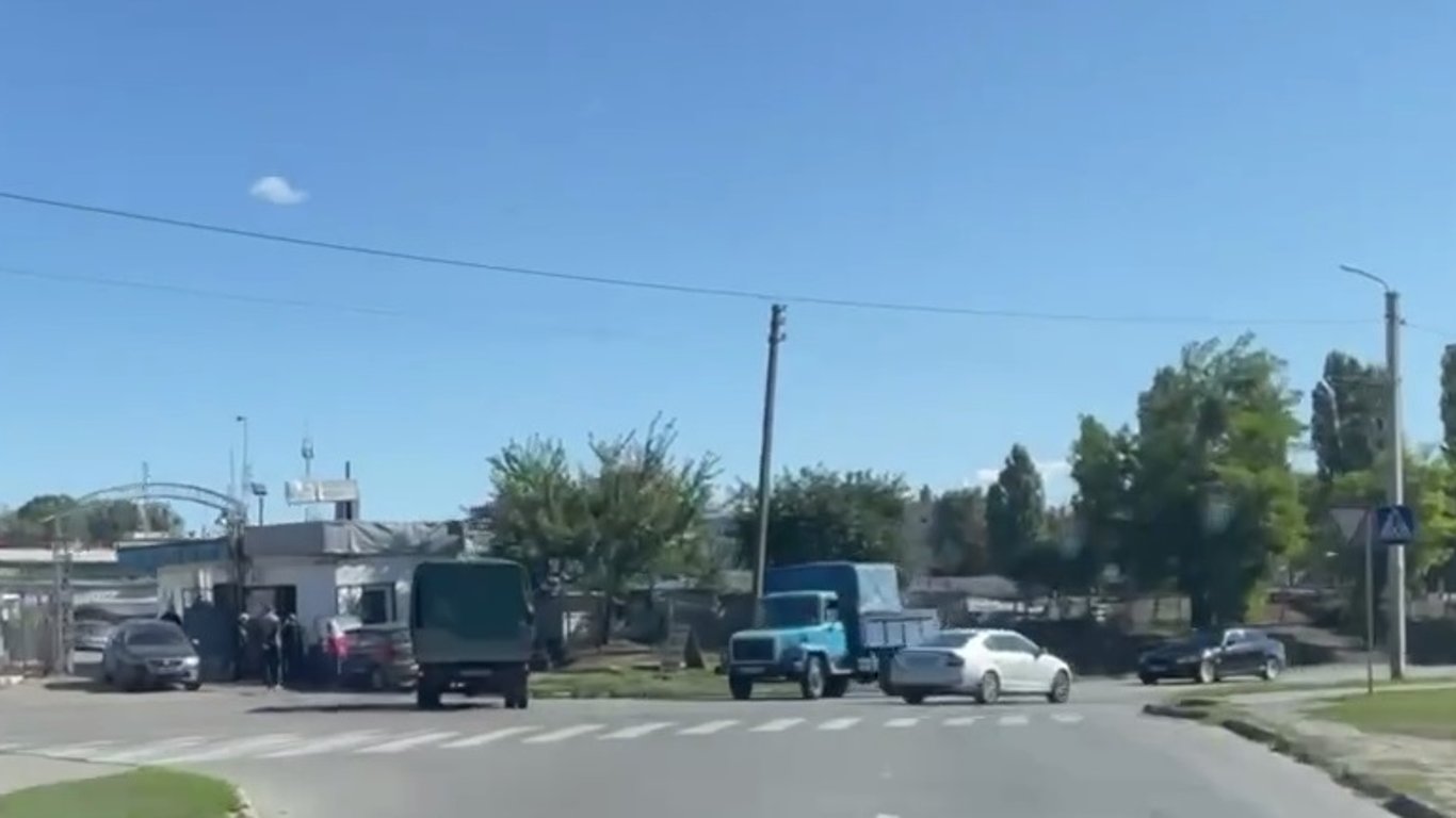 На перехресті в Харкові один з автомобілів влетів в стіну СТО
