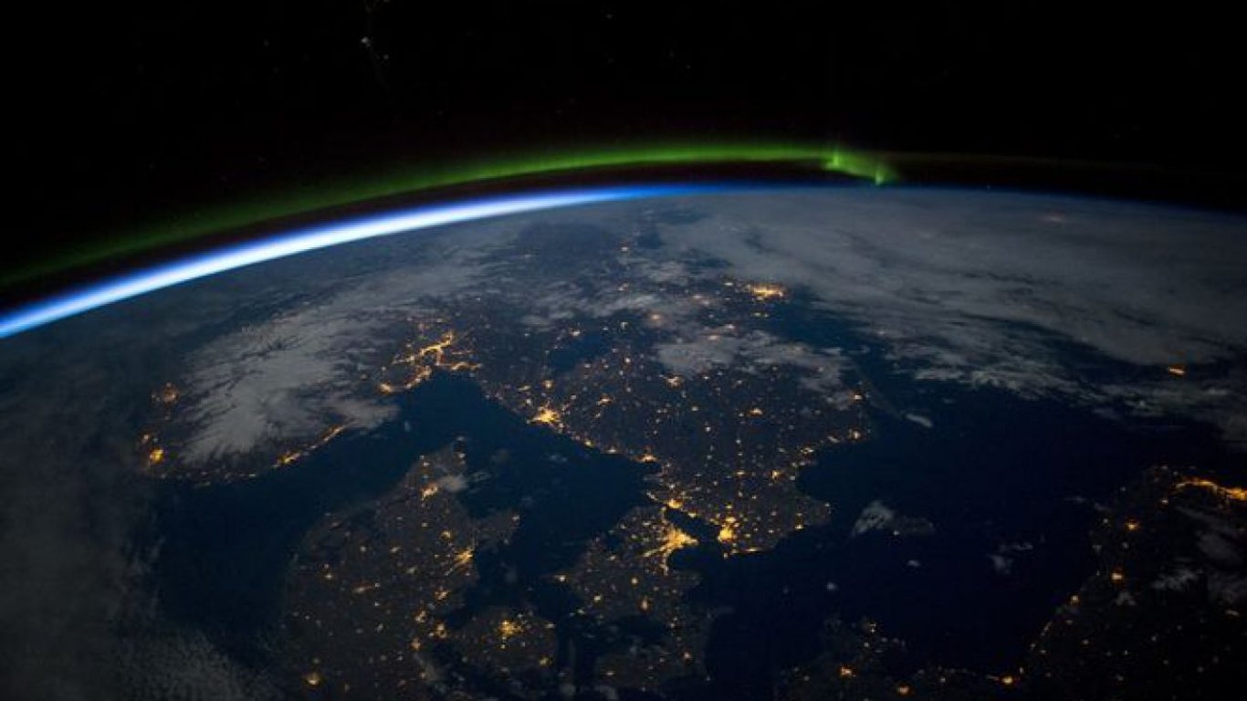 Астронавт показал впечатляющий снимок ночной Земли из космоса - яркий кадр