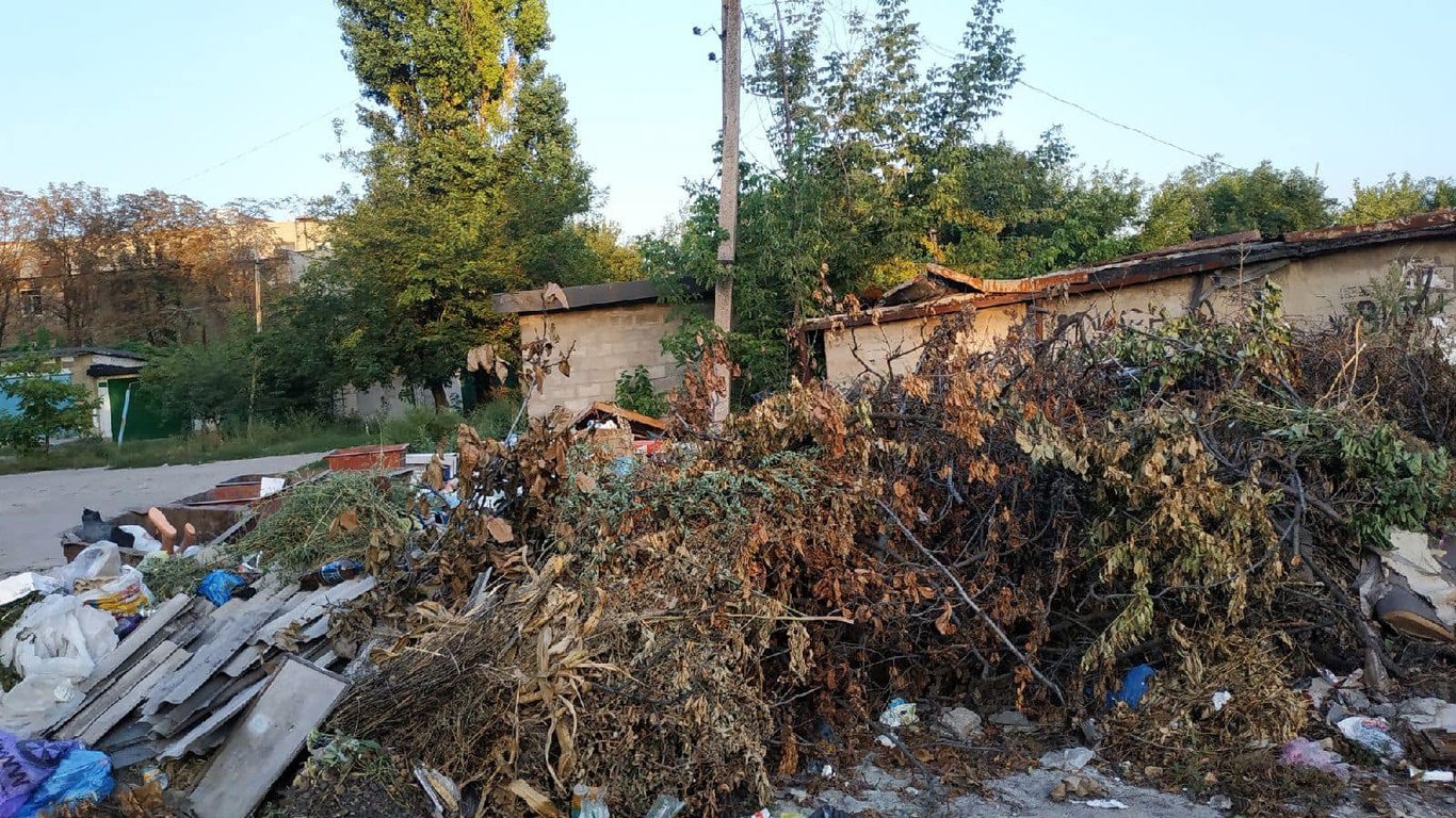 У оккупантов "Л/ДНР" на Донбассе возникла серьезная проблема - города тонут в мусоре. Фото