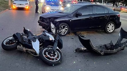 Мотоцикл на повному ходу влетів у Mazda: ДТП з постраждалим в Харкові. Відео аварії - 285x160
