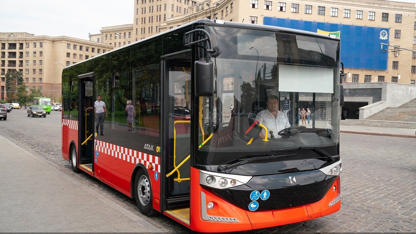 В Харькове произошло ДТП - автомобиль въехал в новенький автобус из Турции