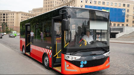 Автомобіль врізався у новенький муніципальний автобус у Харкові. Фото - 285x160