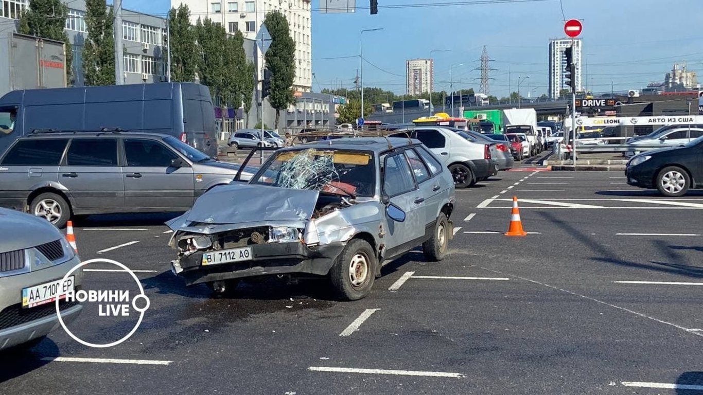ДТП в Киеве 7 сентября - возле станции метро Почайная случилась авария с опрокидыванием