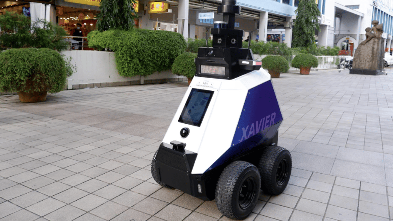Улицы Сингапура начали патрулировать роботы. Фото, видео
